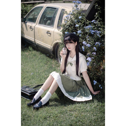 灰緑のお嬢様の文学セーラーブラウスとプリーツスカート