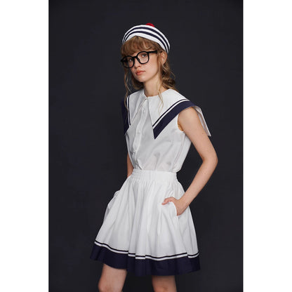 船乗り少女のセーラーブラウスとスカート