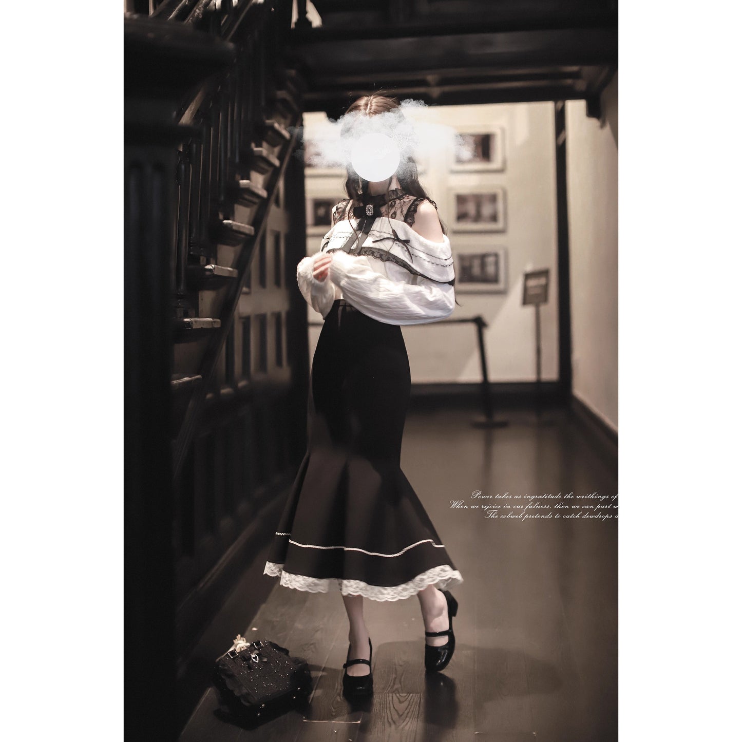 夜会の令嬢のニットトップスとマーメイドスカート