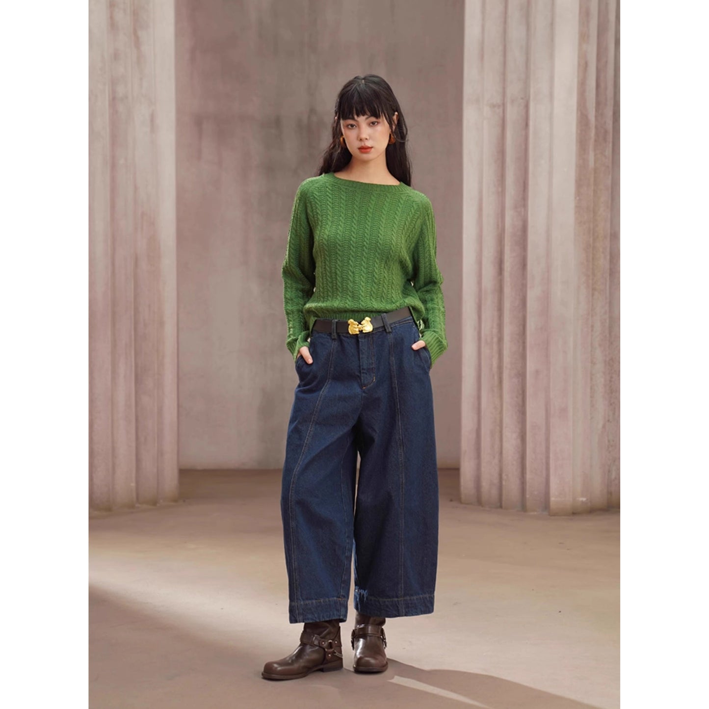 紺藍色のクロップドワイドデニムパンツ