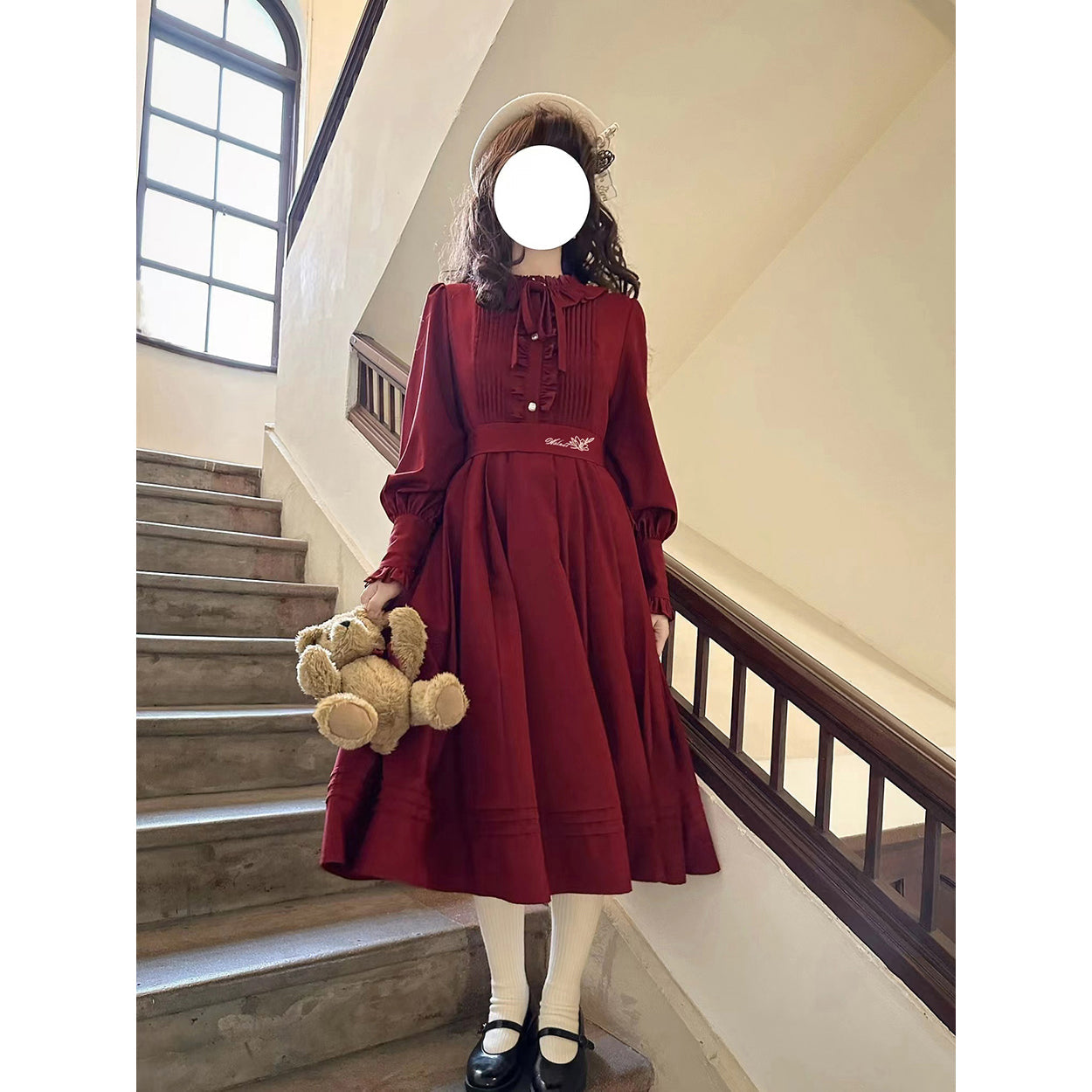 深紅のお嬢様のクラシカルワンピース