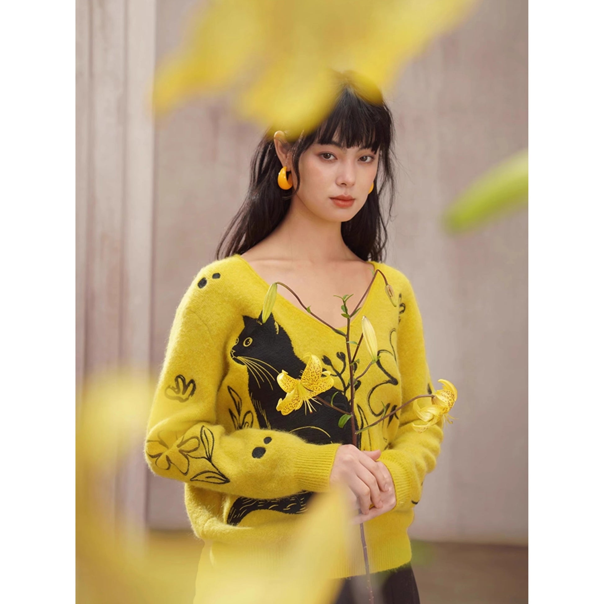黒猫と花の刺繍ニットセーター