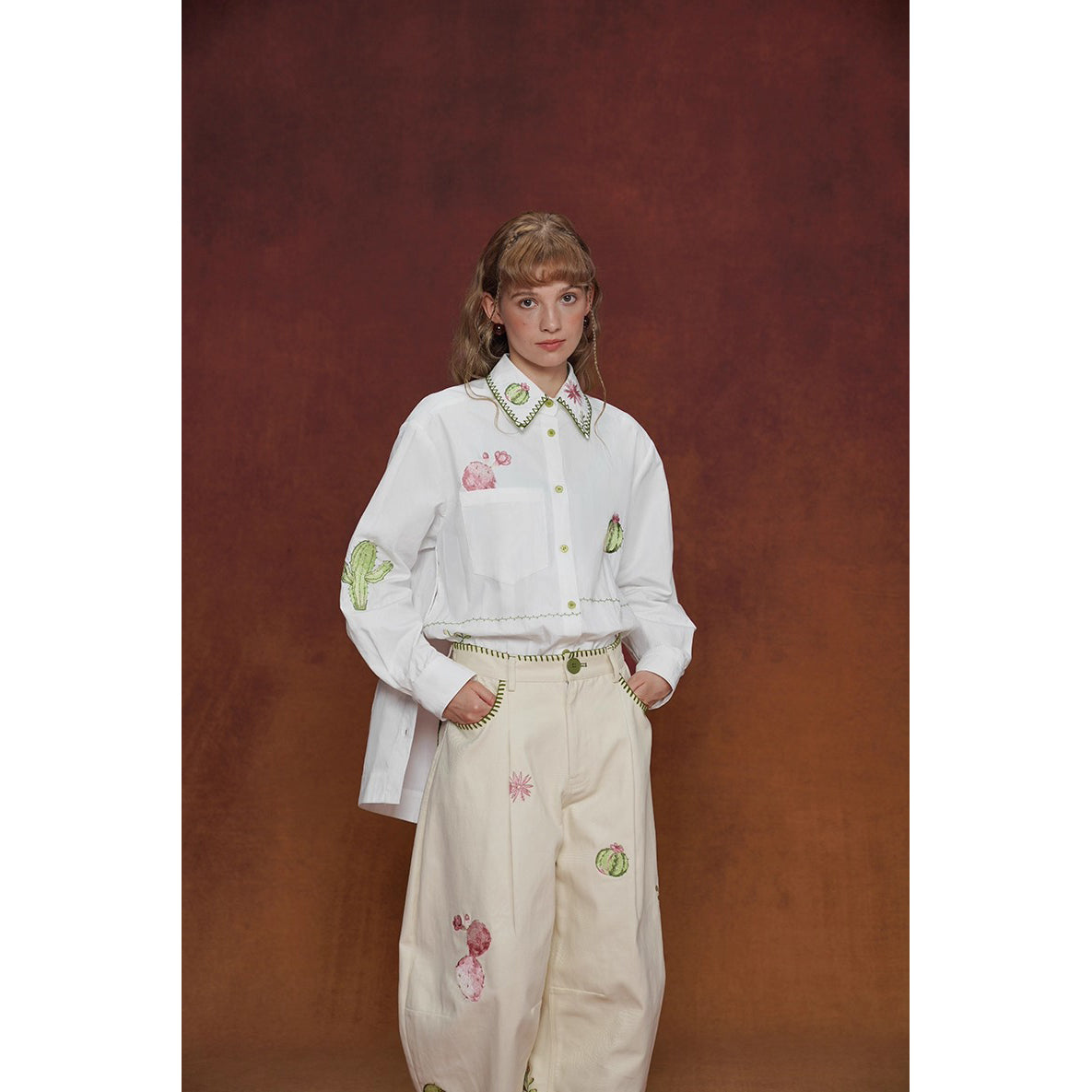 サボテンと花の刺繍ブラウス