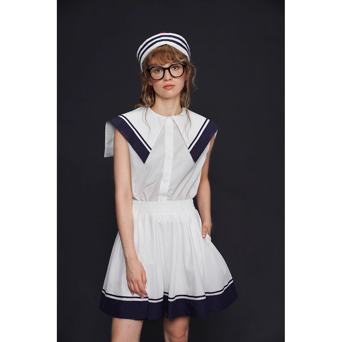 船乗り少女のセーラーブラウスとスカート