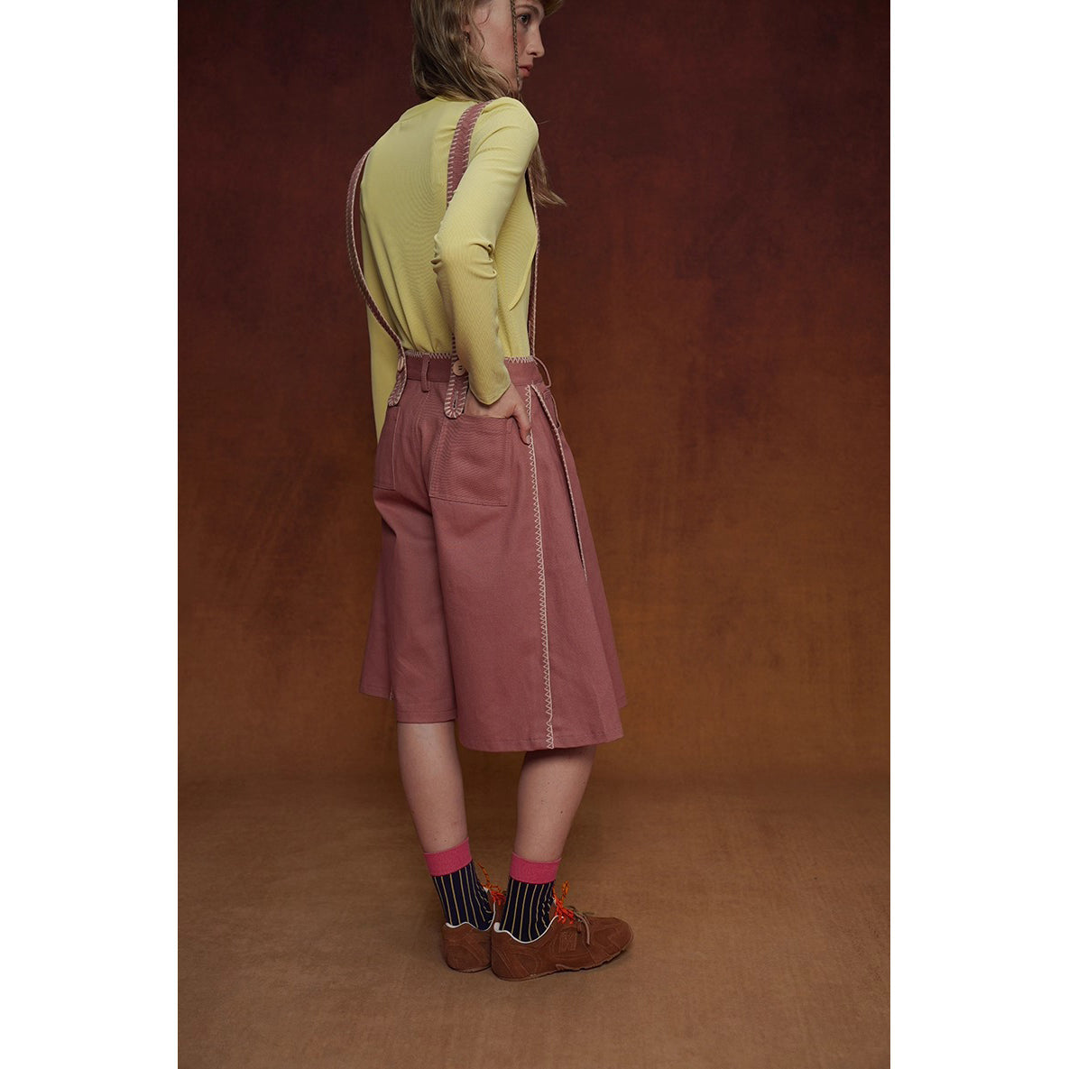 煉瓦色の刺繍ストラップパンツ