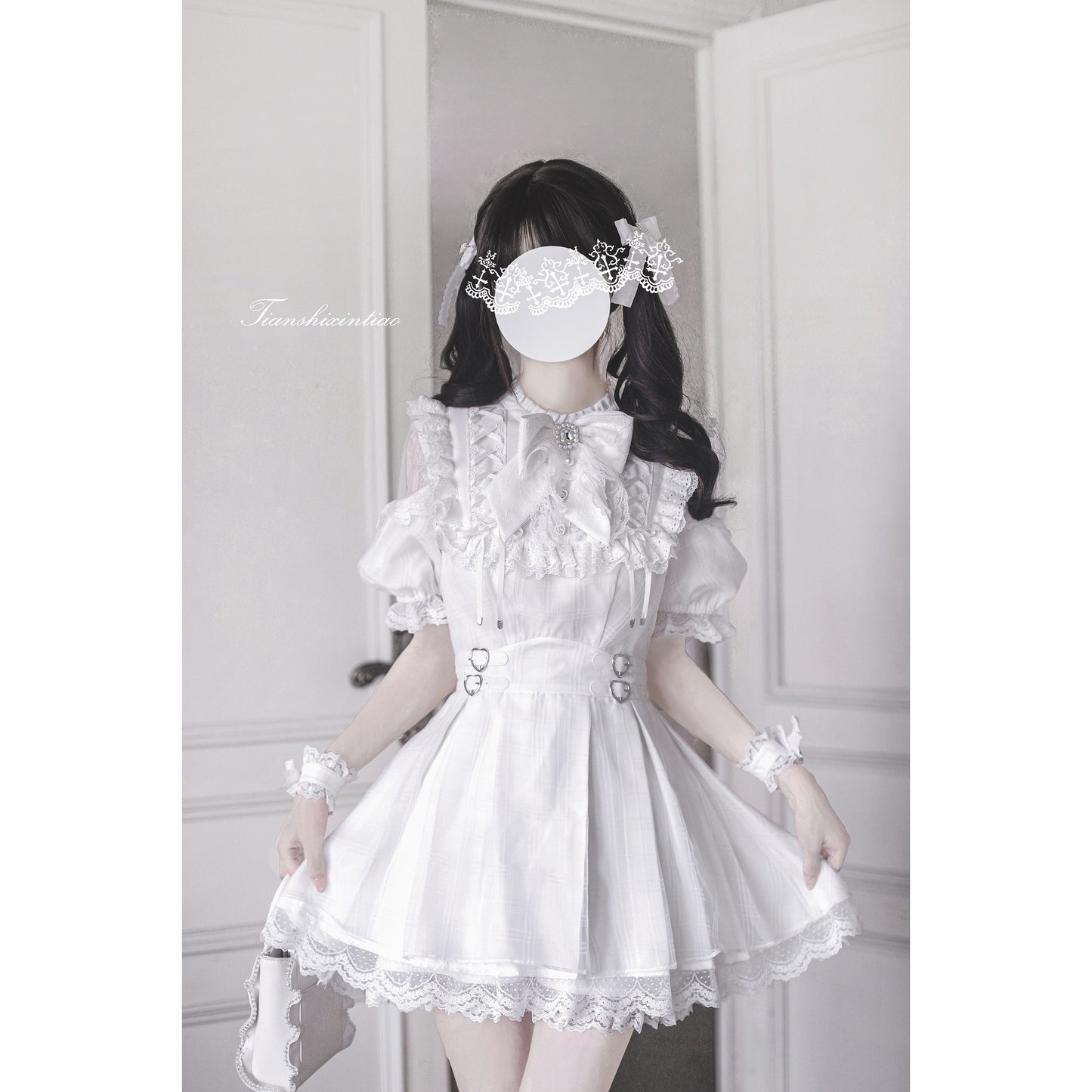 純白の天使の刺繍フリルワンピース