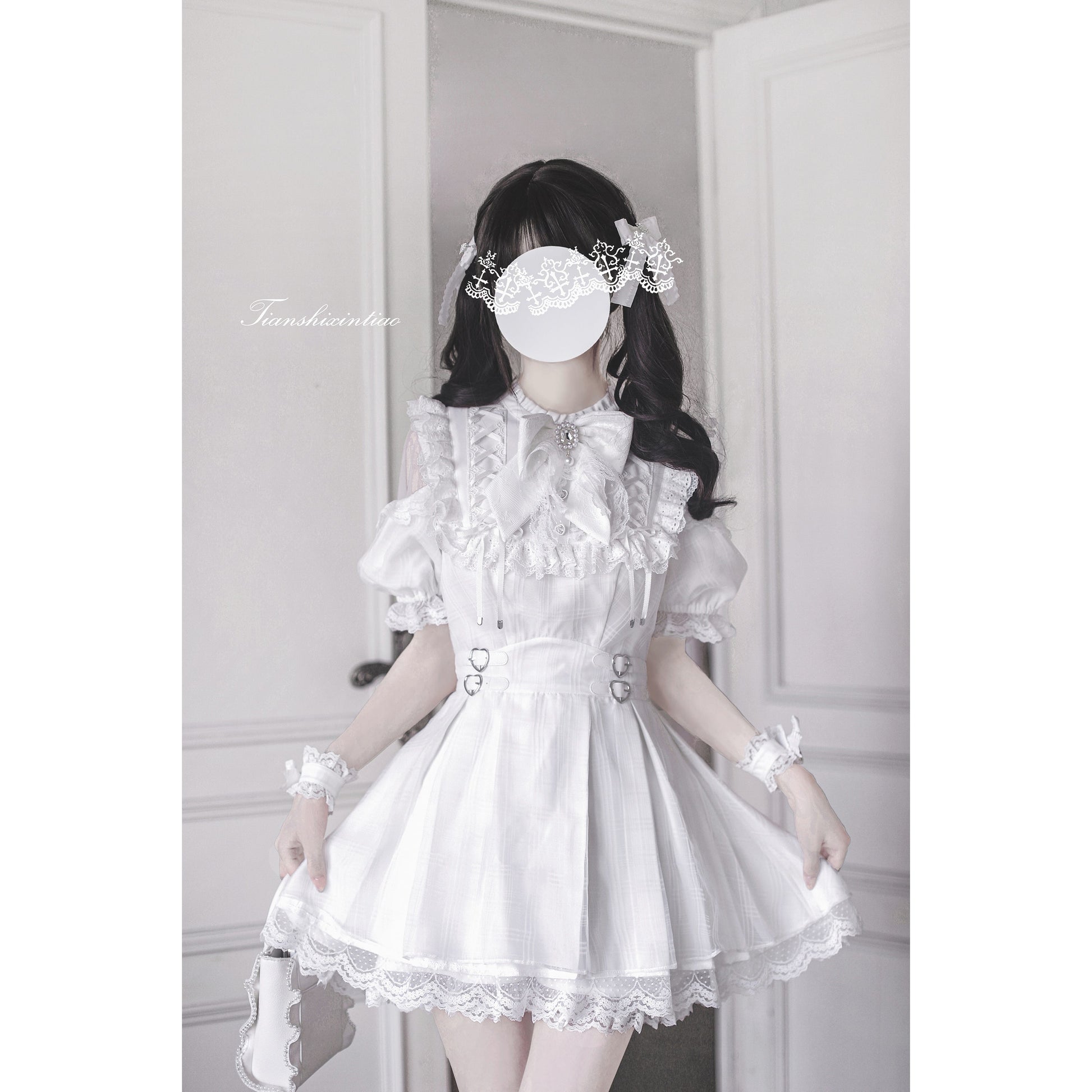 純白の天使の刺繍フリルワンピース