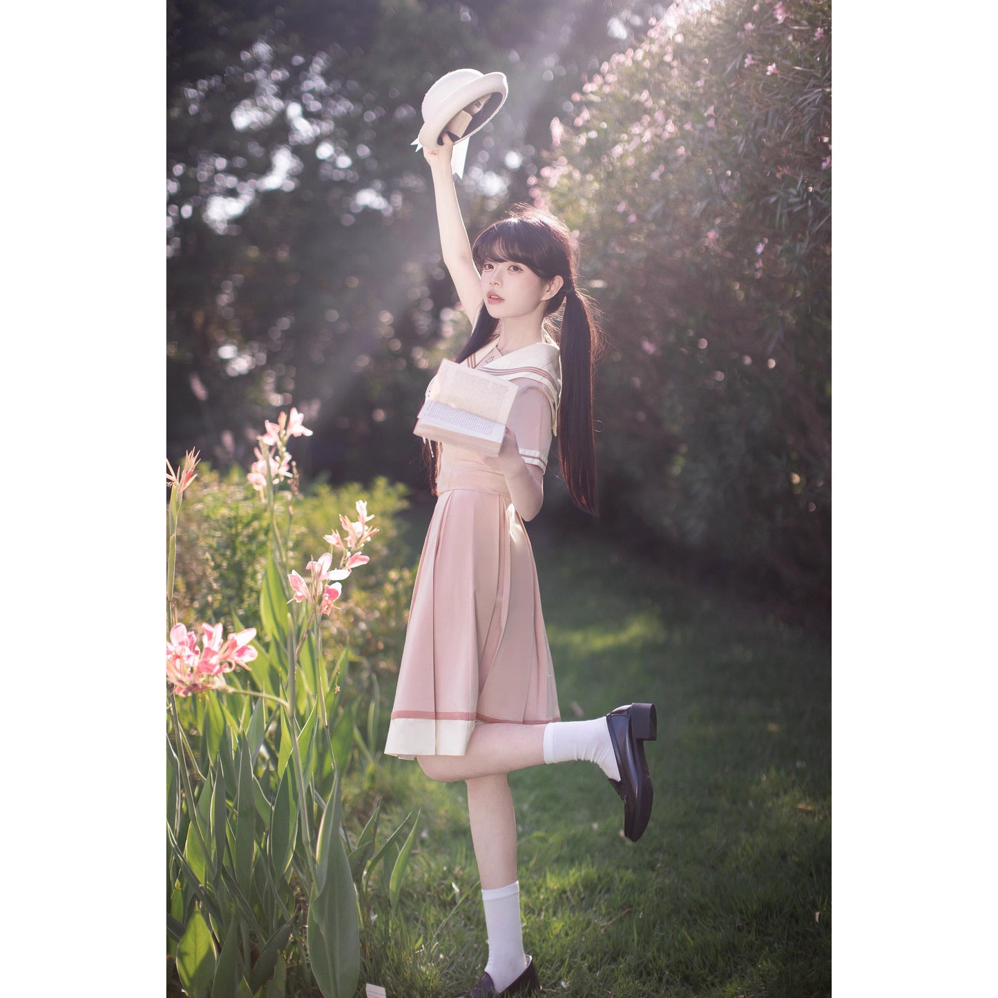 桜色のお嬢様の文学セーラーブラウスとプリーツスカート