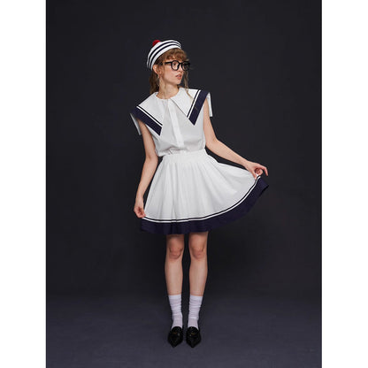 船乗り少女のセーラーブラウスとスカート