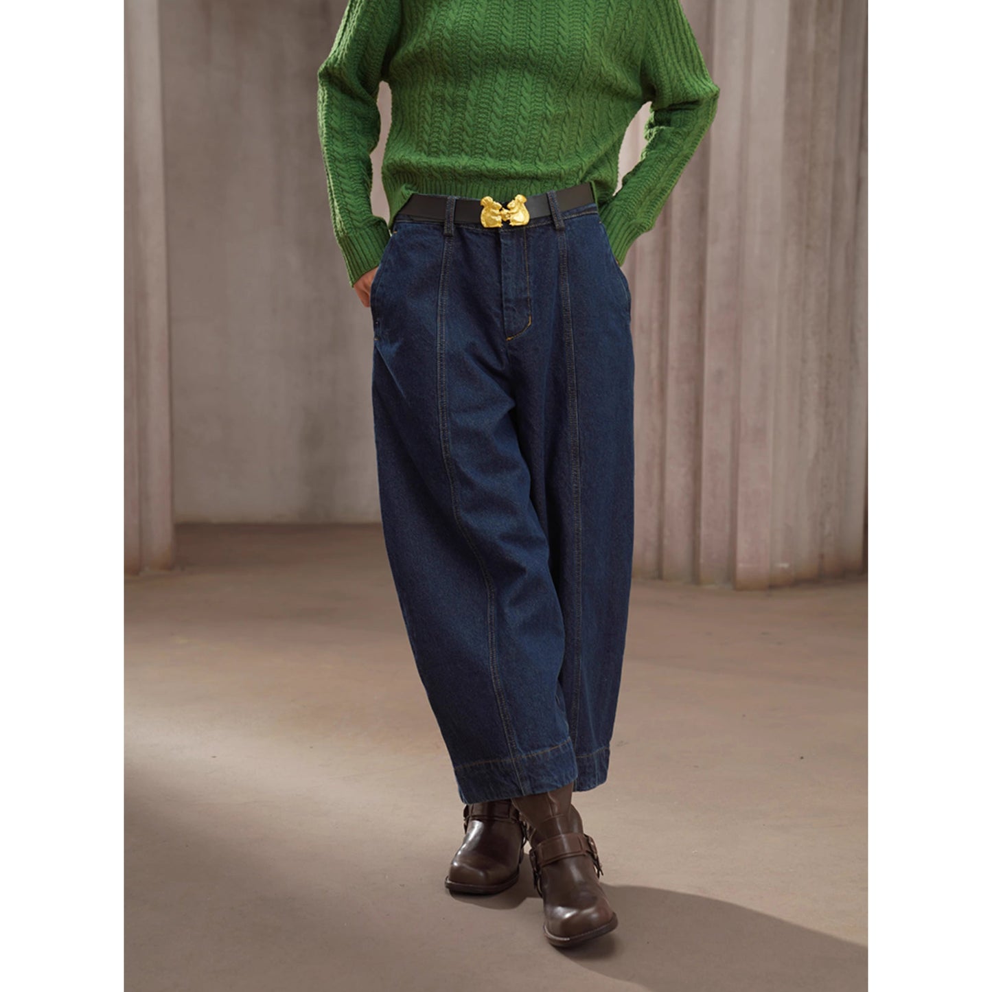 紺藍色のクロップドワイドデニムパンツ