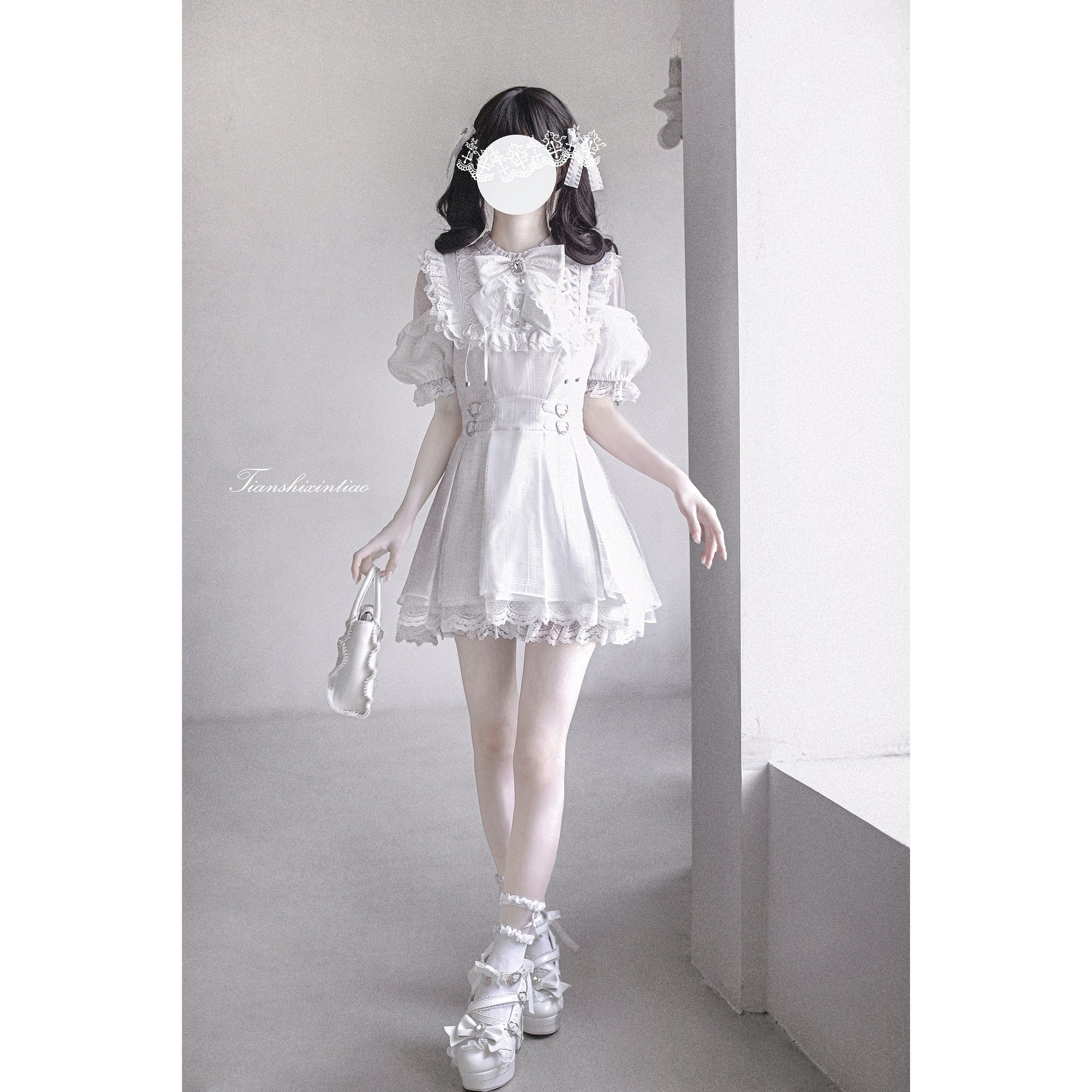純白の天使の刺繍フリルワンピース