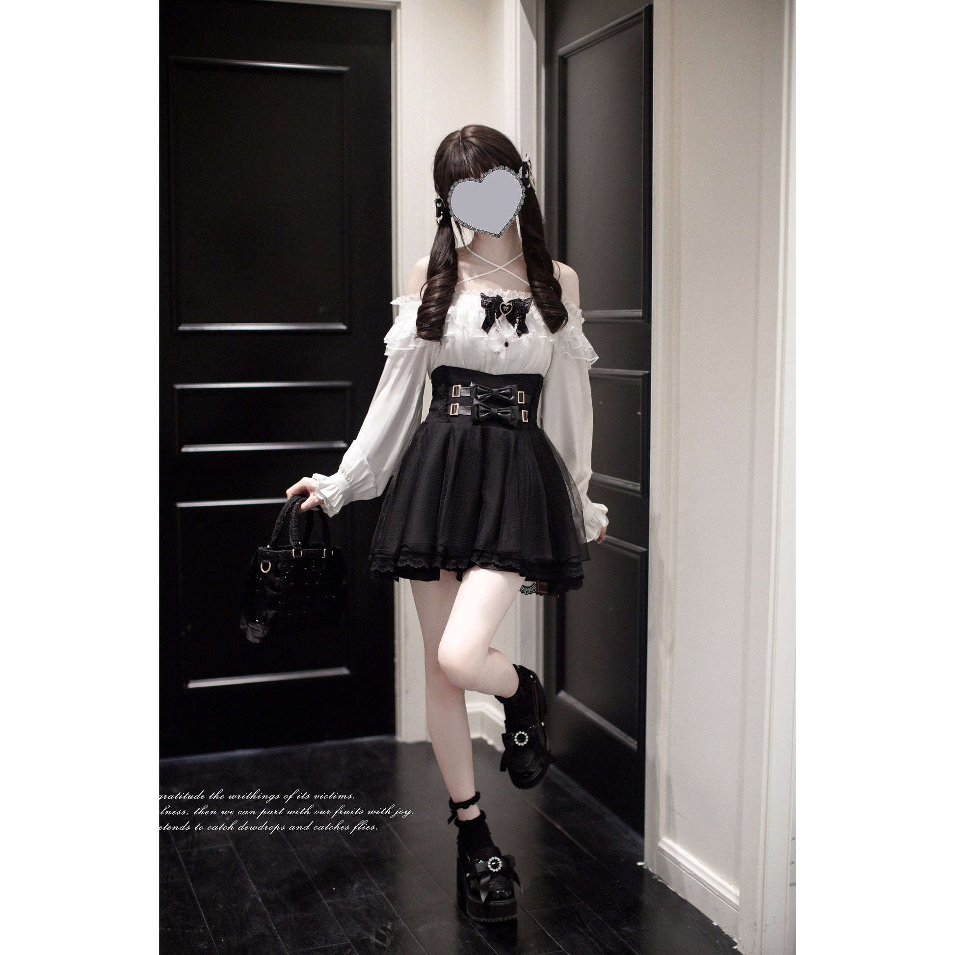 夜曲を奏でるお嬢様のフリルトップスとコルセットスカート