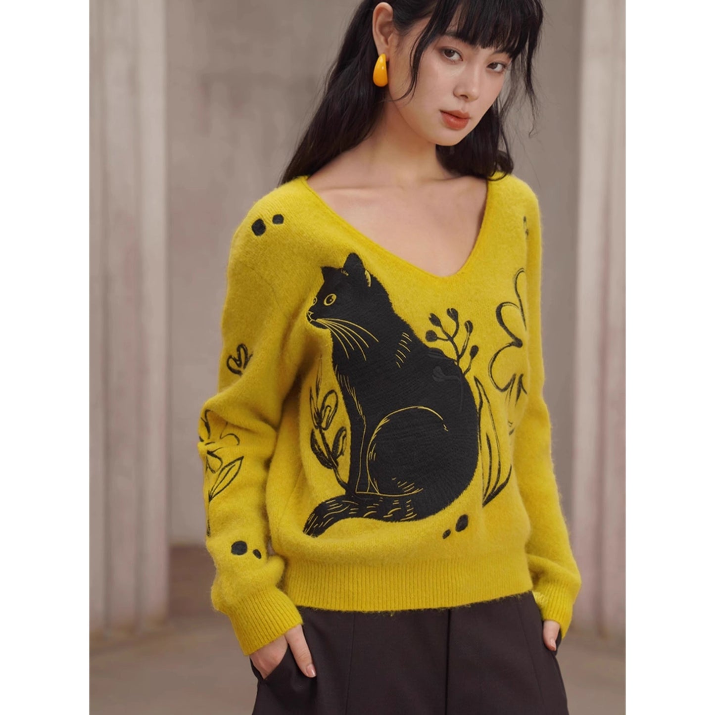 黒猫と花の刺繍ニットセーター