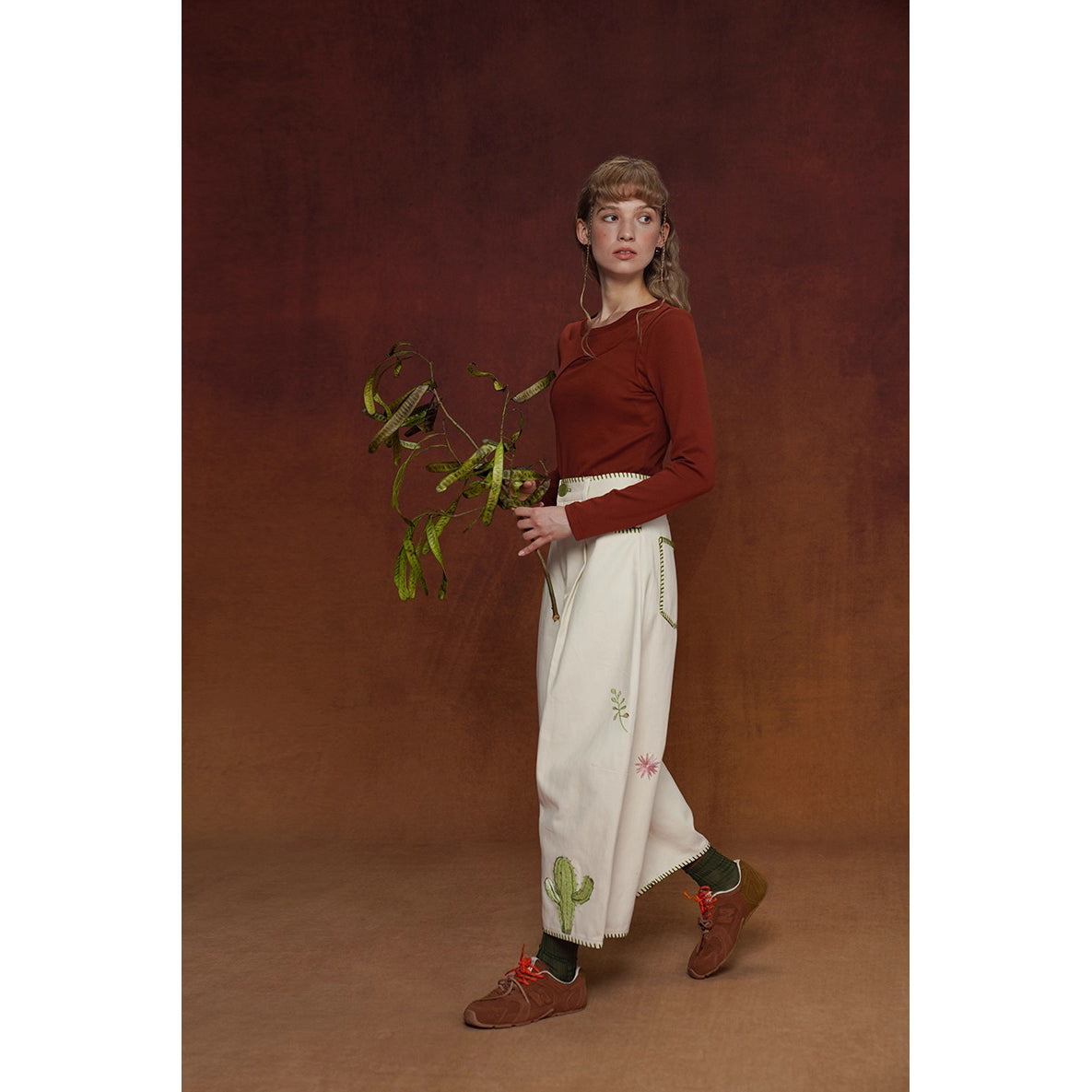 サボテンと花の刺繍ワイドパンツ