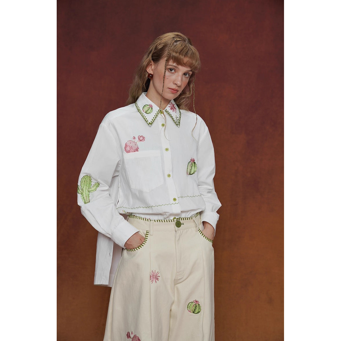 サボテンと花の刺繍ブラウス