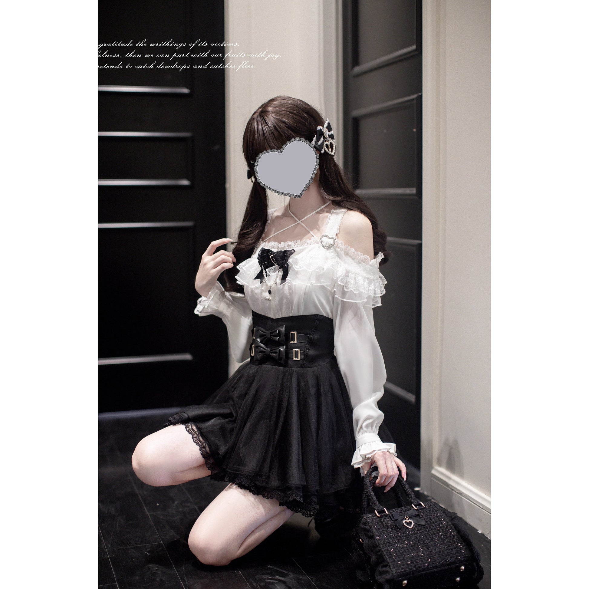 夜曲を奏でるお嬢様のフリルトップスとコルセットスカート