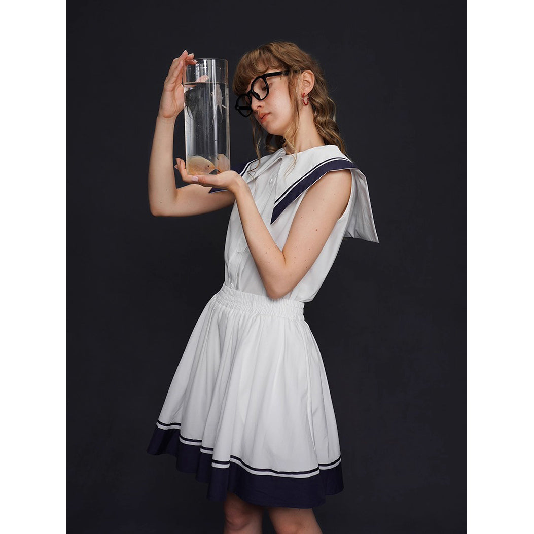 船乗り少女のセーラーブラウスとスカート