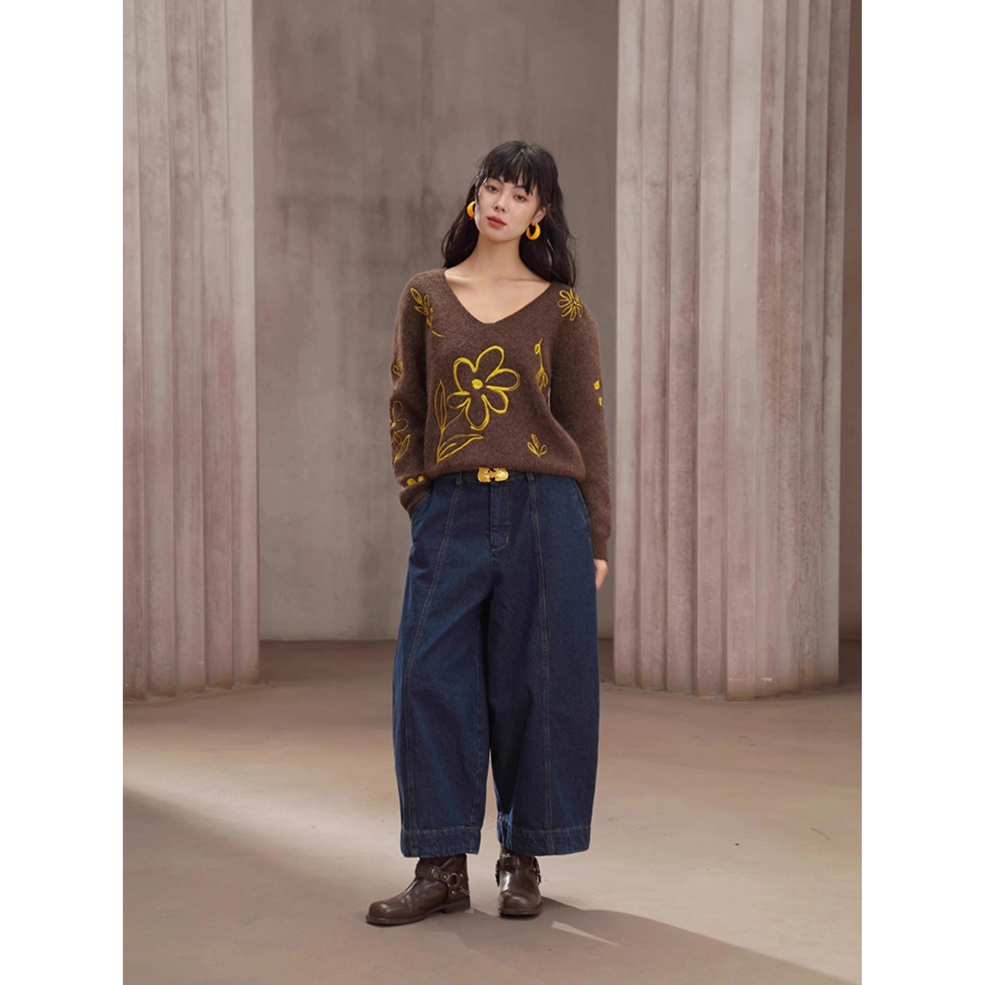 紺藍色のクロップドワイドデニムパンツ