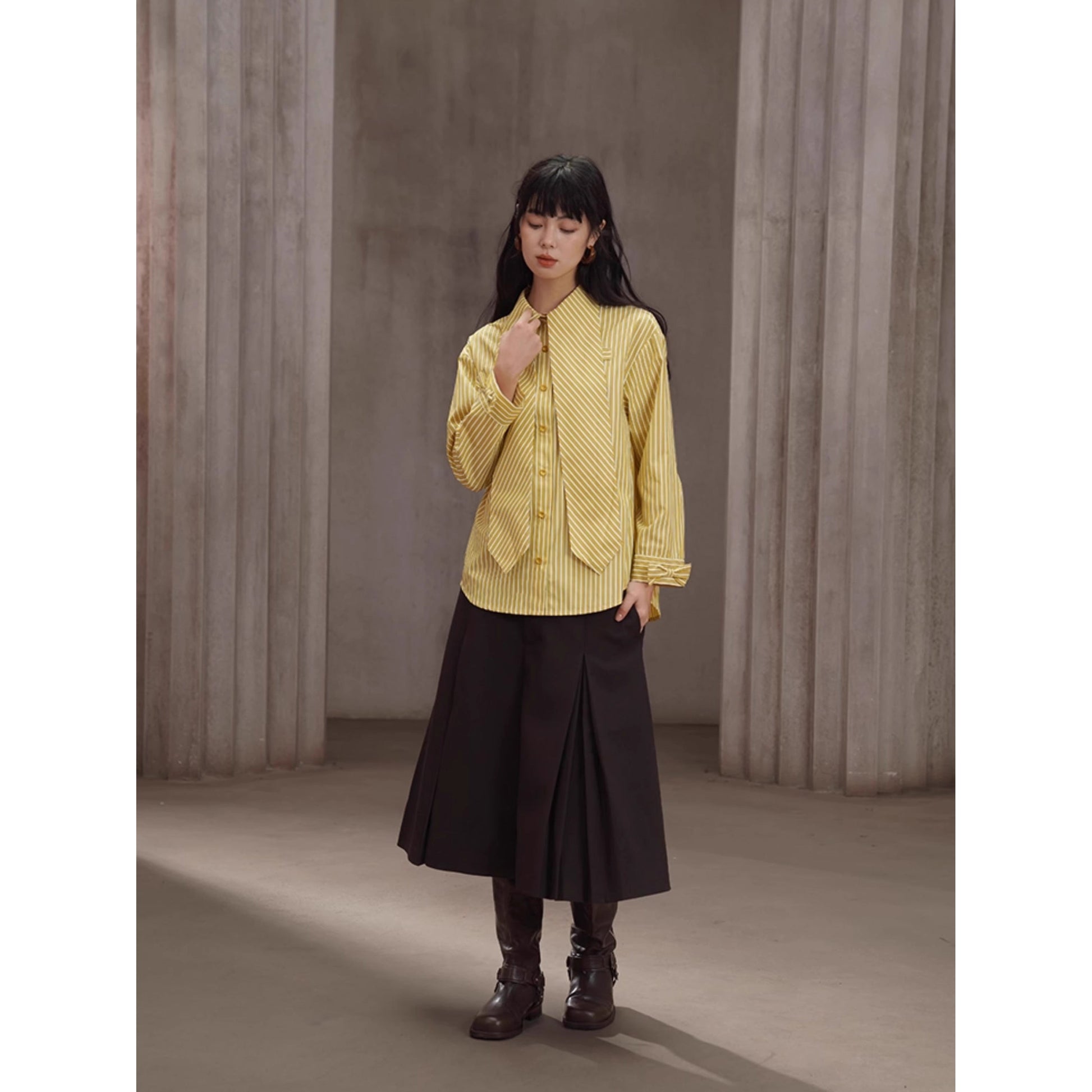 薄黄の縦縞ストライプブラウス