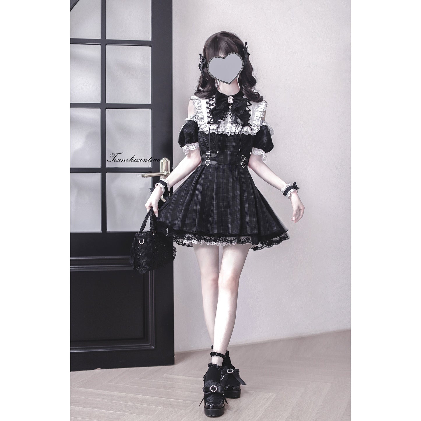 漆黒の堕天使の刺繍フリルワンピース