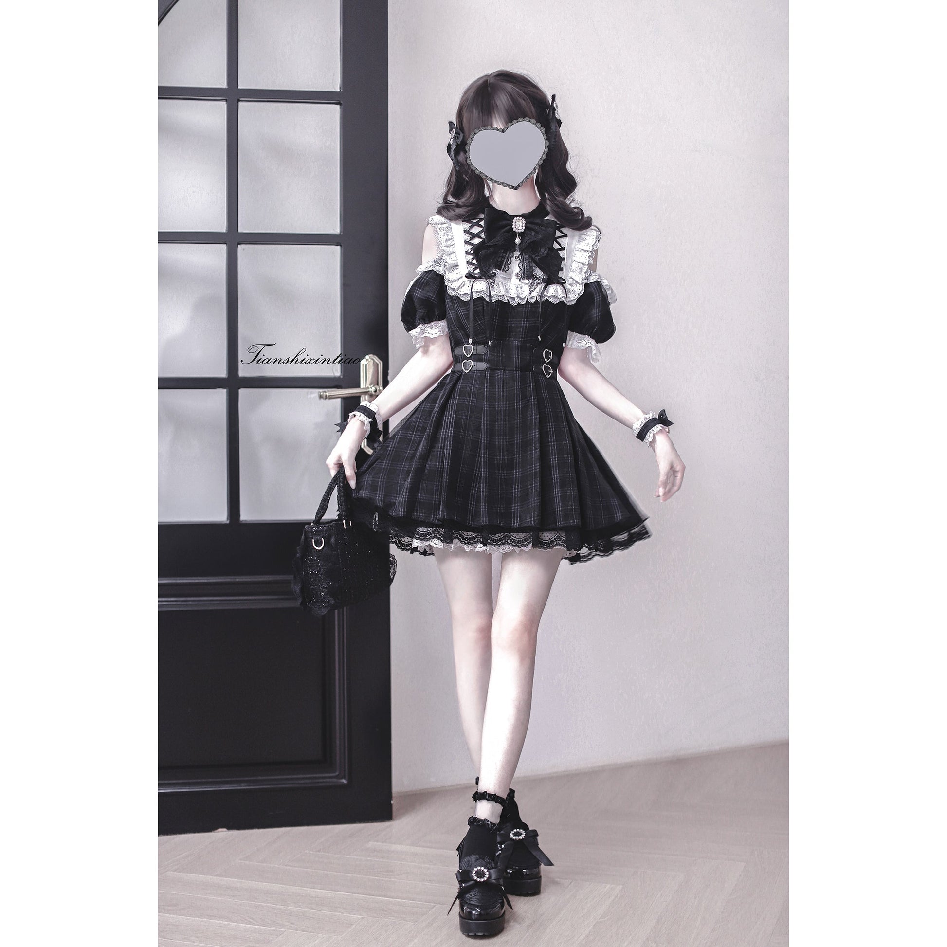 漆黒の堕天使の刺繍フリルワンピース