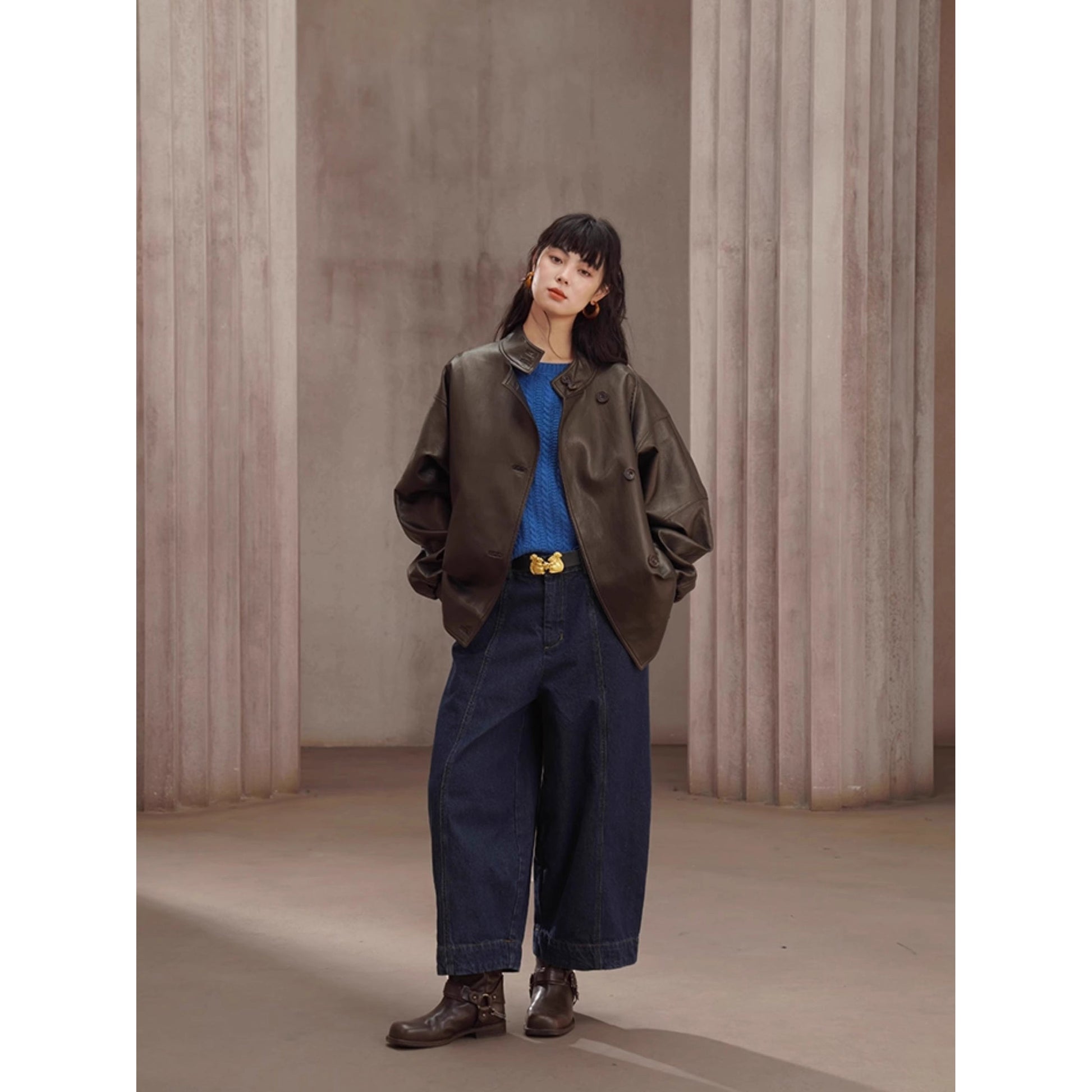 紺藍色のクロップドワイドデニムパンツ