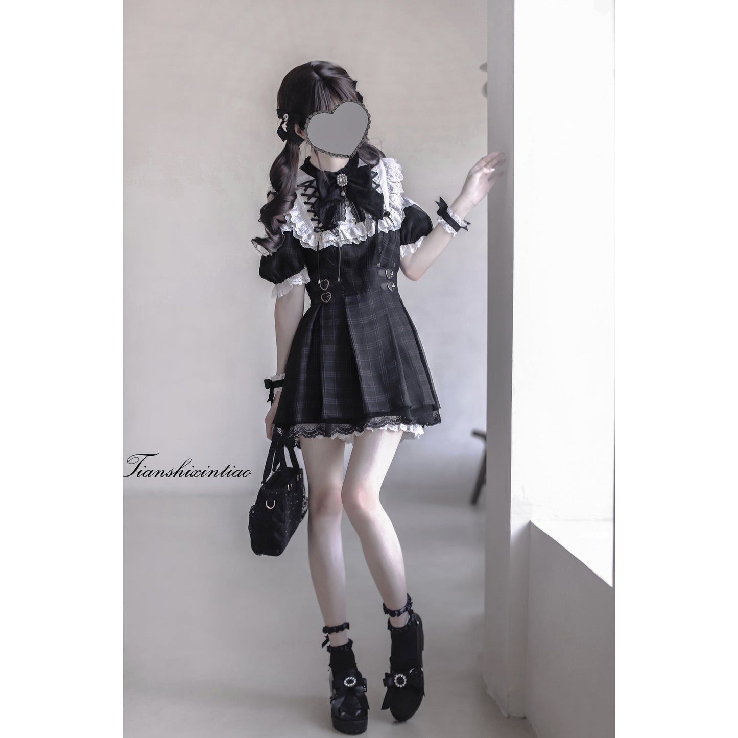 漆黒の堕天使の刺繍フリルワンピース