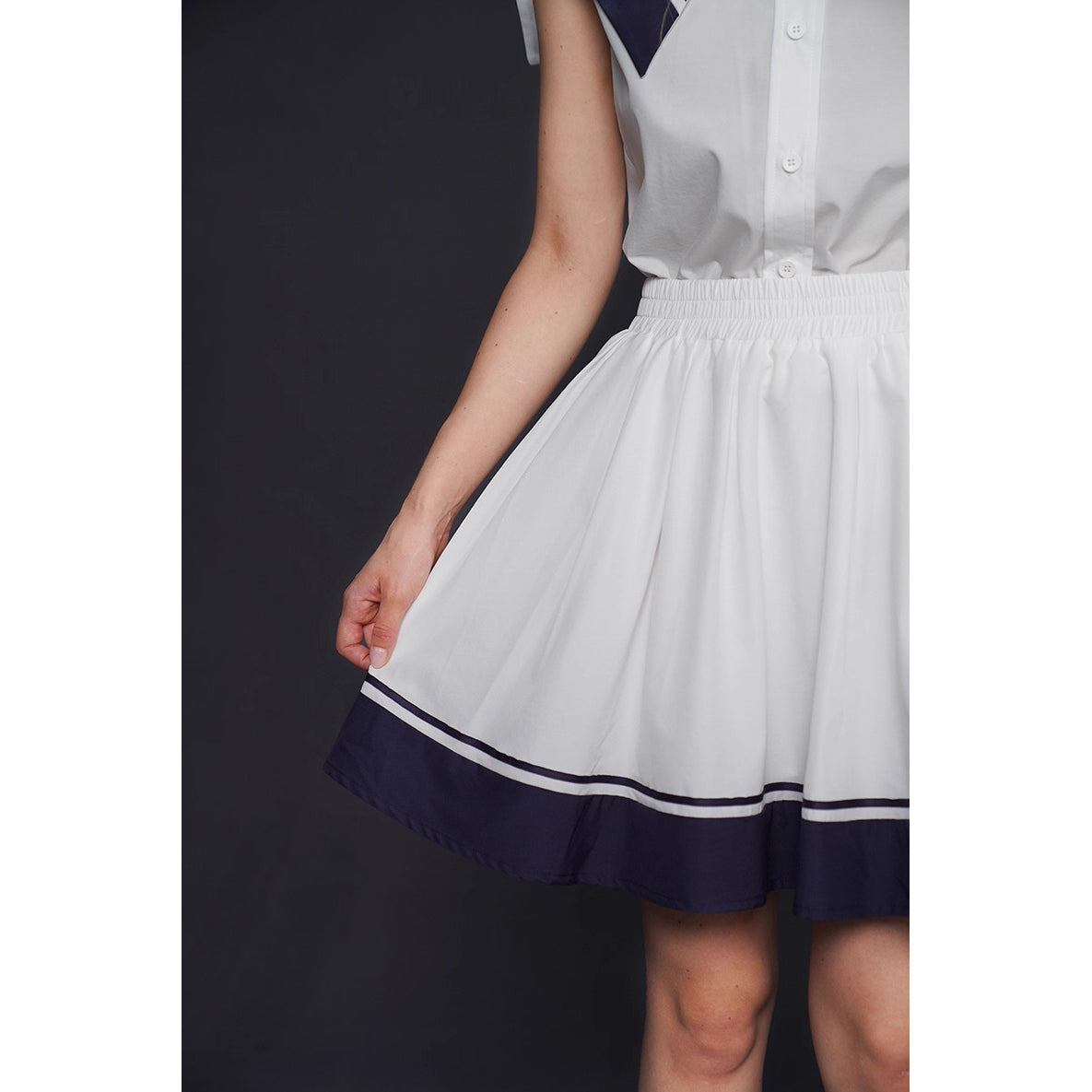 船乗り少女のセーラーブラウスとスカート
