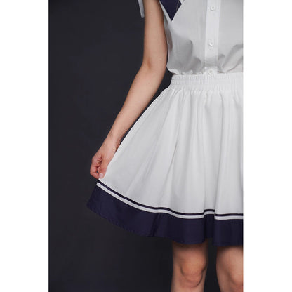 船乗り少女のセーラーブラウスとスカート