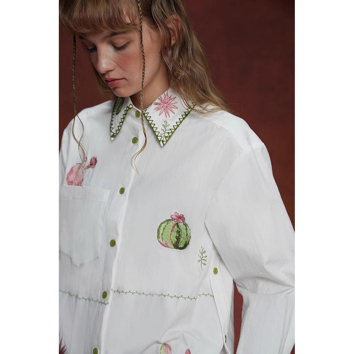 サボテンと花の刺繍ブラウス