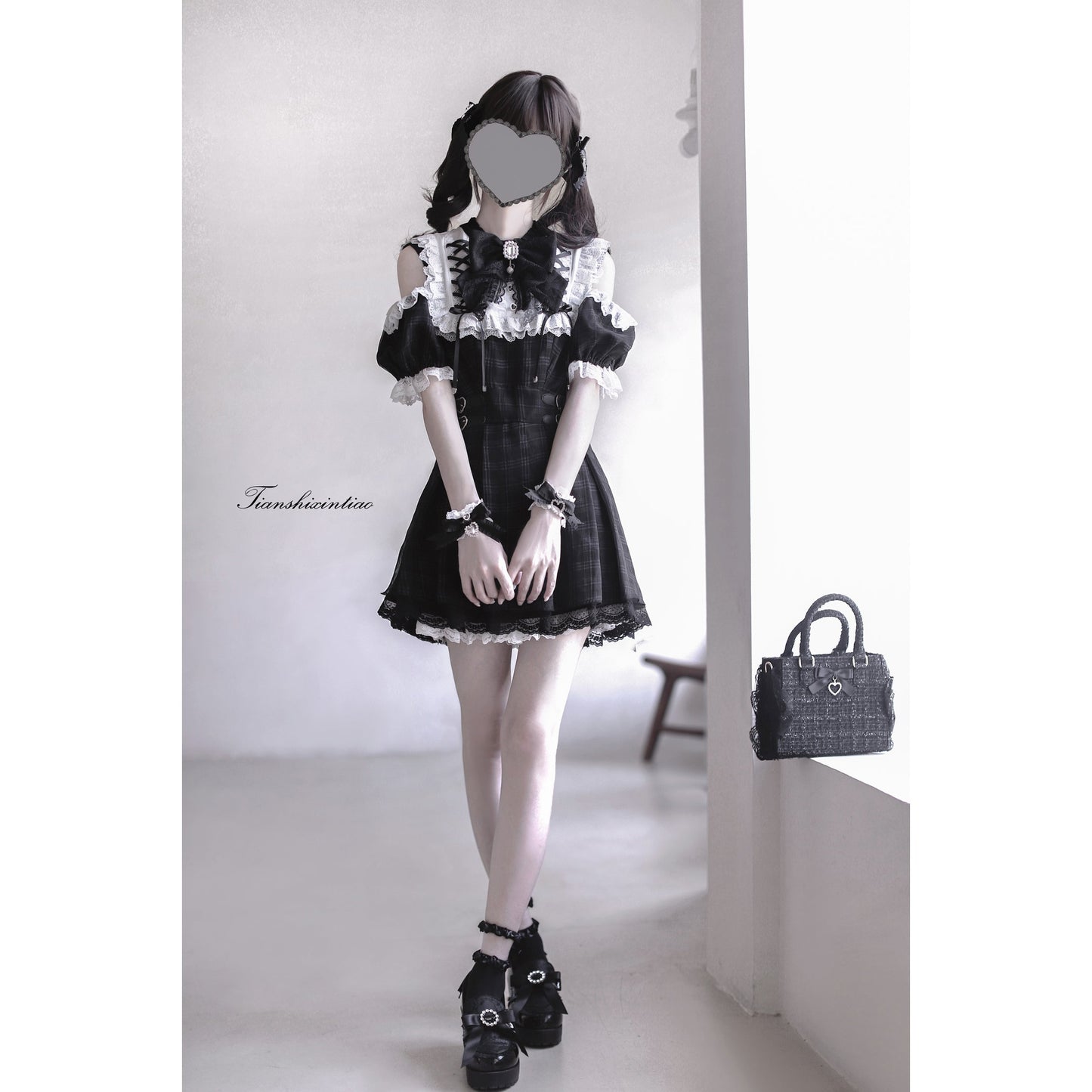 漆黒の堕天使の刺繍フリルワンピース