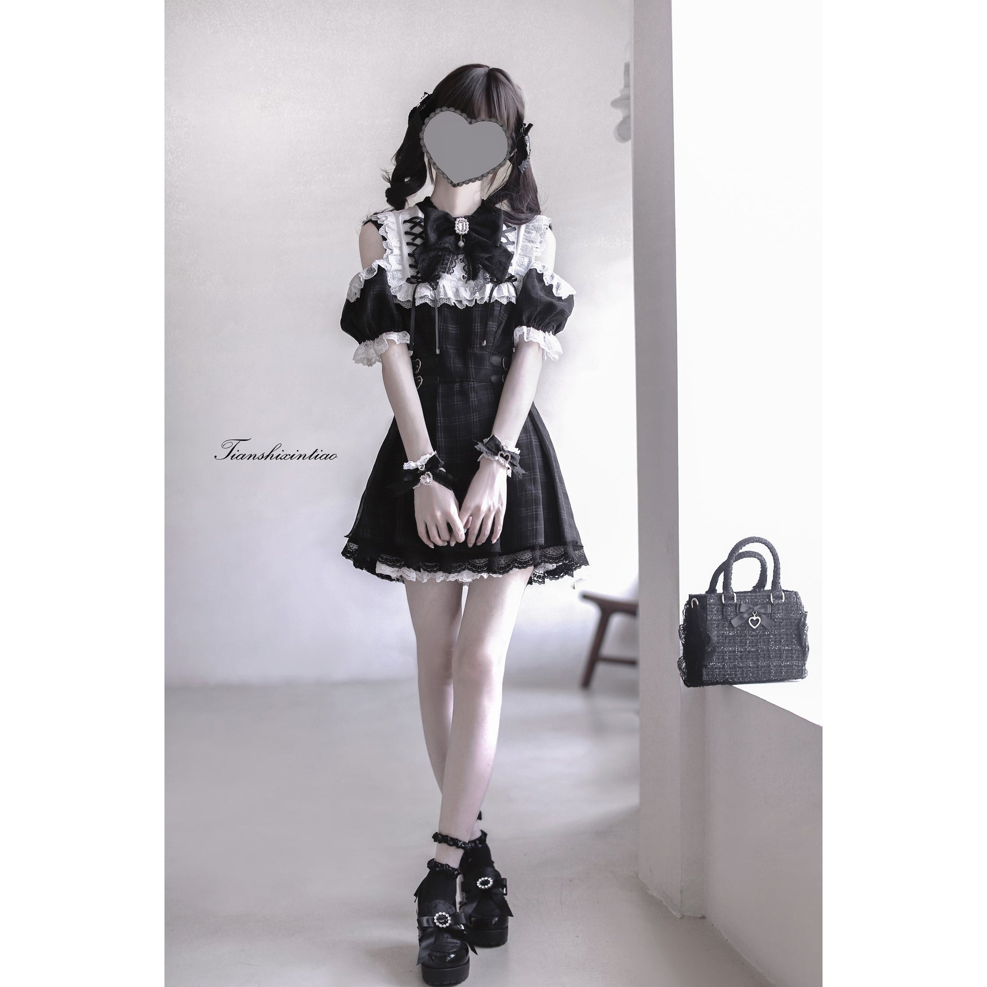 漆黒の堕天使の刺繍フリルワンピース