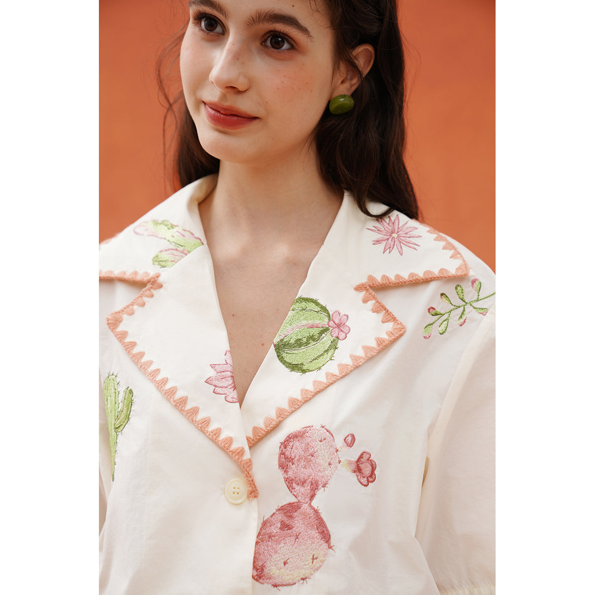 サボテンと花の刺繍レトロブラウス