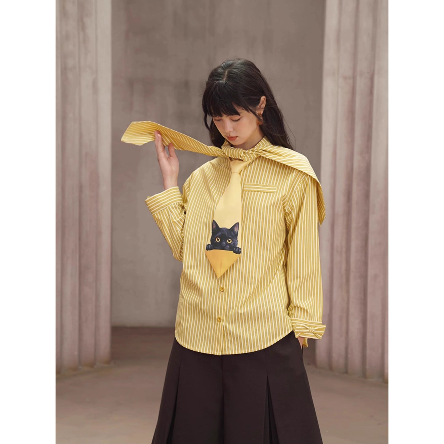 薄黄の縦縞ストライプブラウス