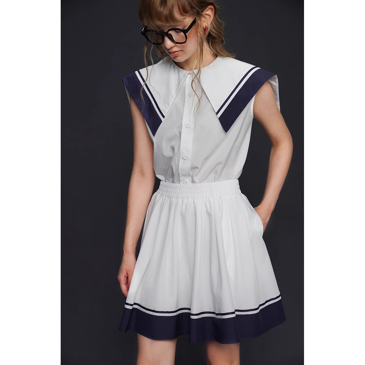 船乗り少女のセーラーブラウスとスカート