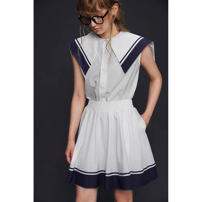 船乗り少女のセーラーブラウスとスカート