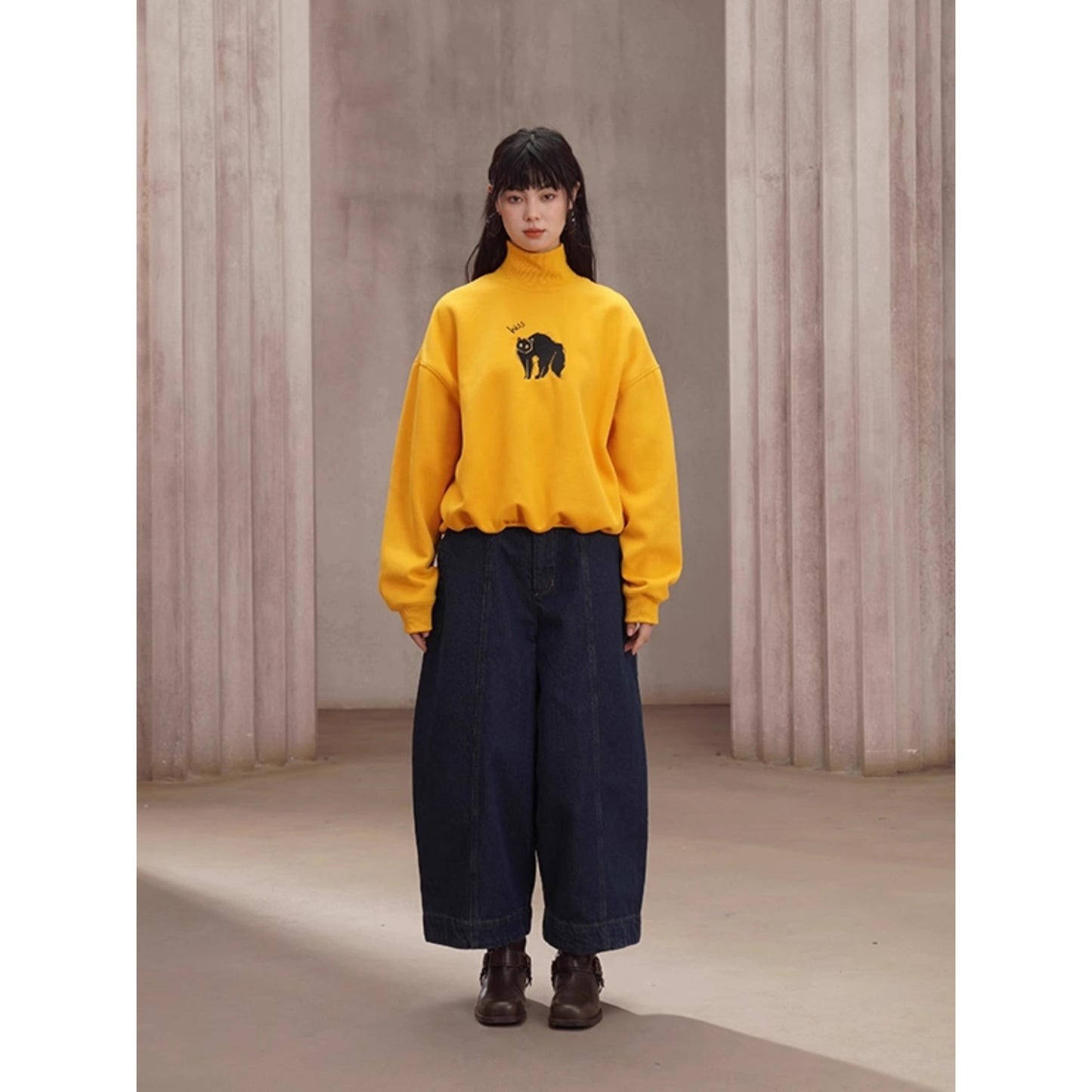 黒猫の刺繍ハイネックスウェット