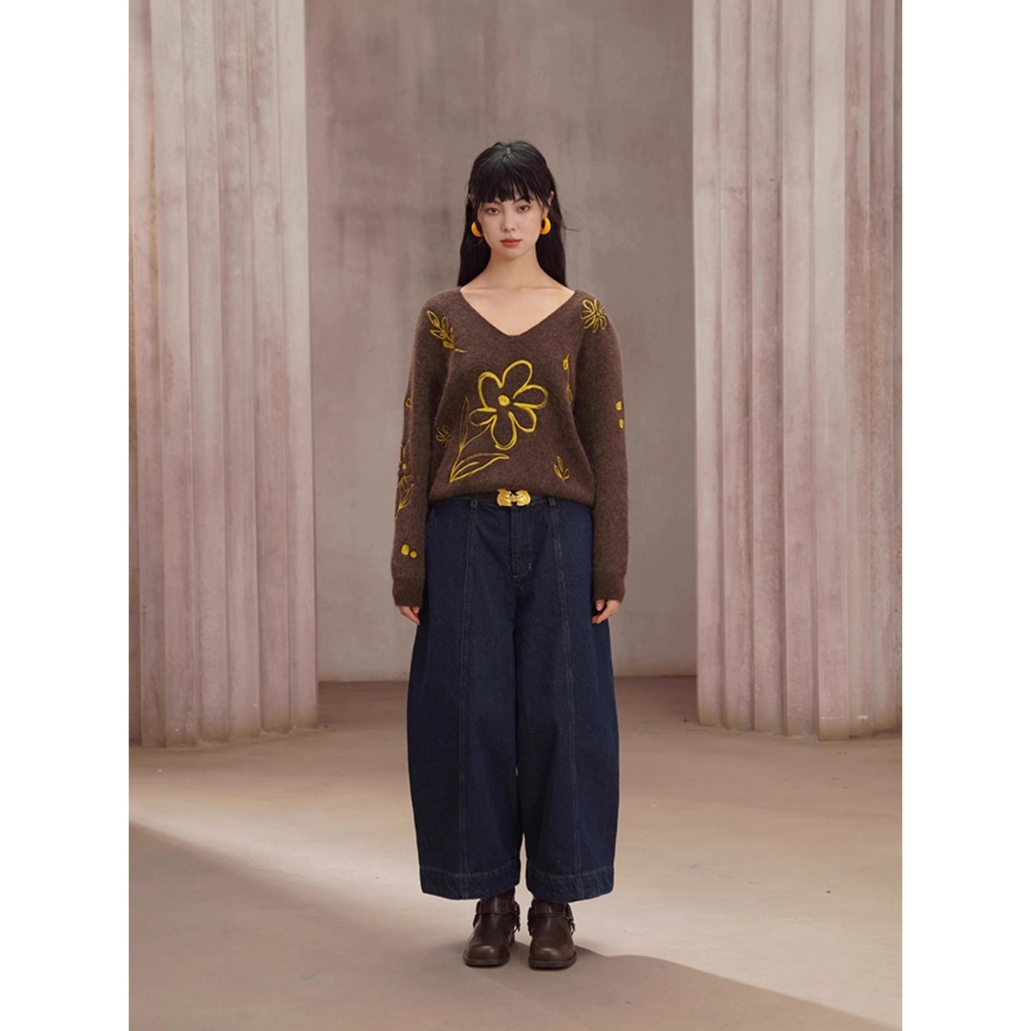 紺藍色のクロップドワイドデニムパンツ