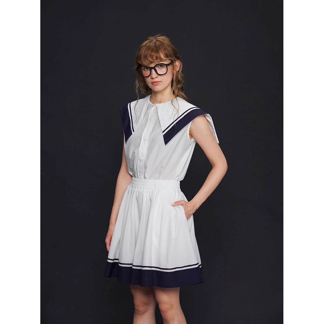 船乗り少女のセーラーブラウスとスカート