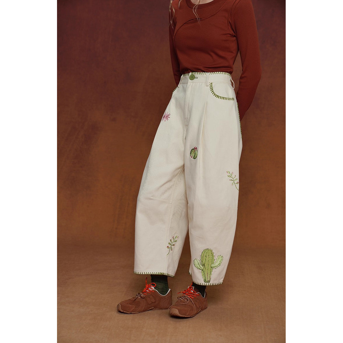 サボテンと花の刺繍ワイドパンツ