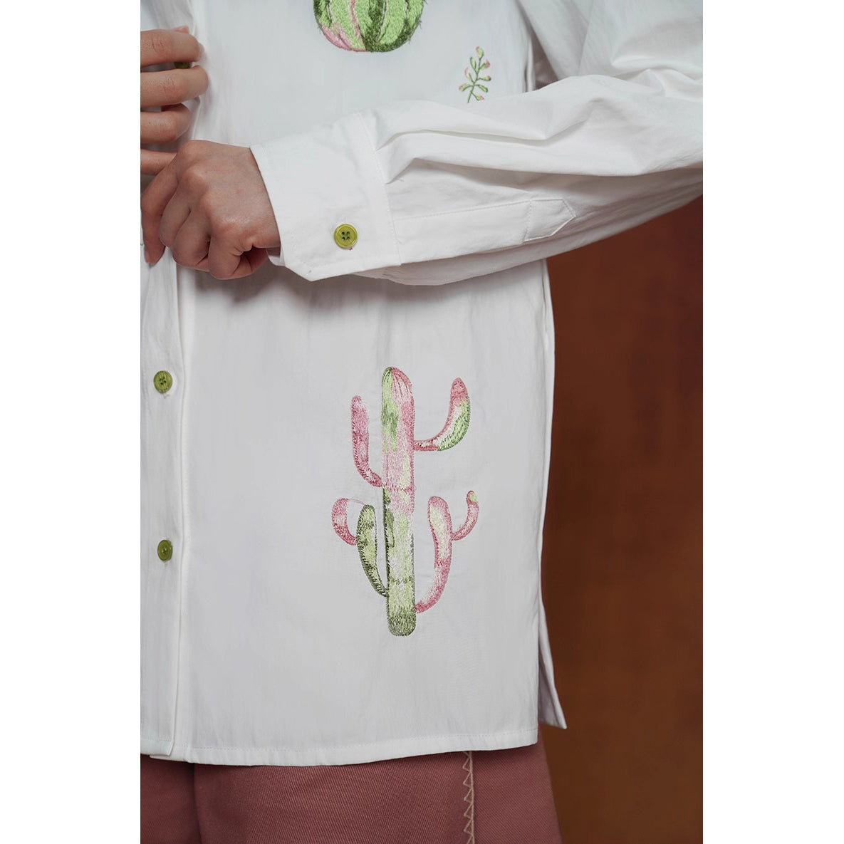サボテンと花の刺繍ブラウス