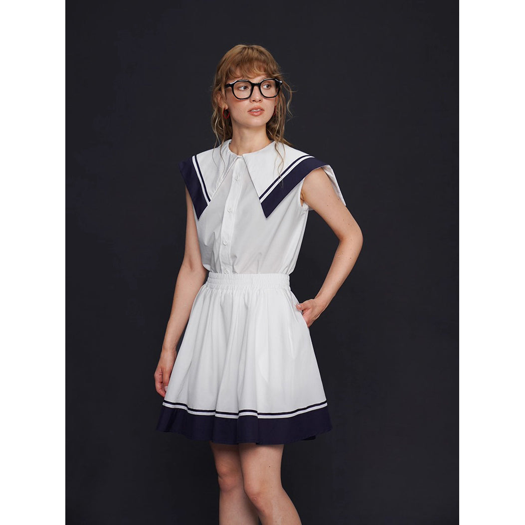 船乗り少女のセーラーブラウスとスカート