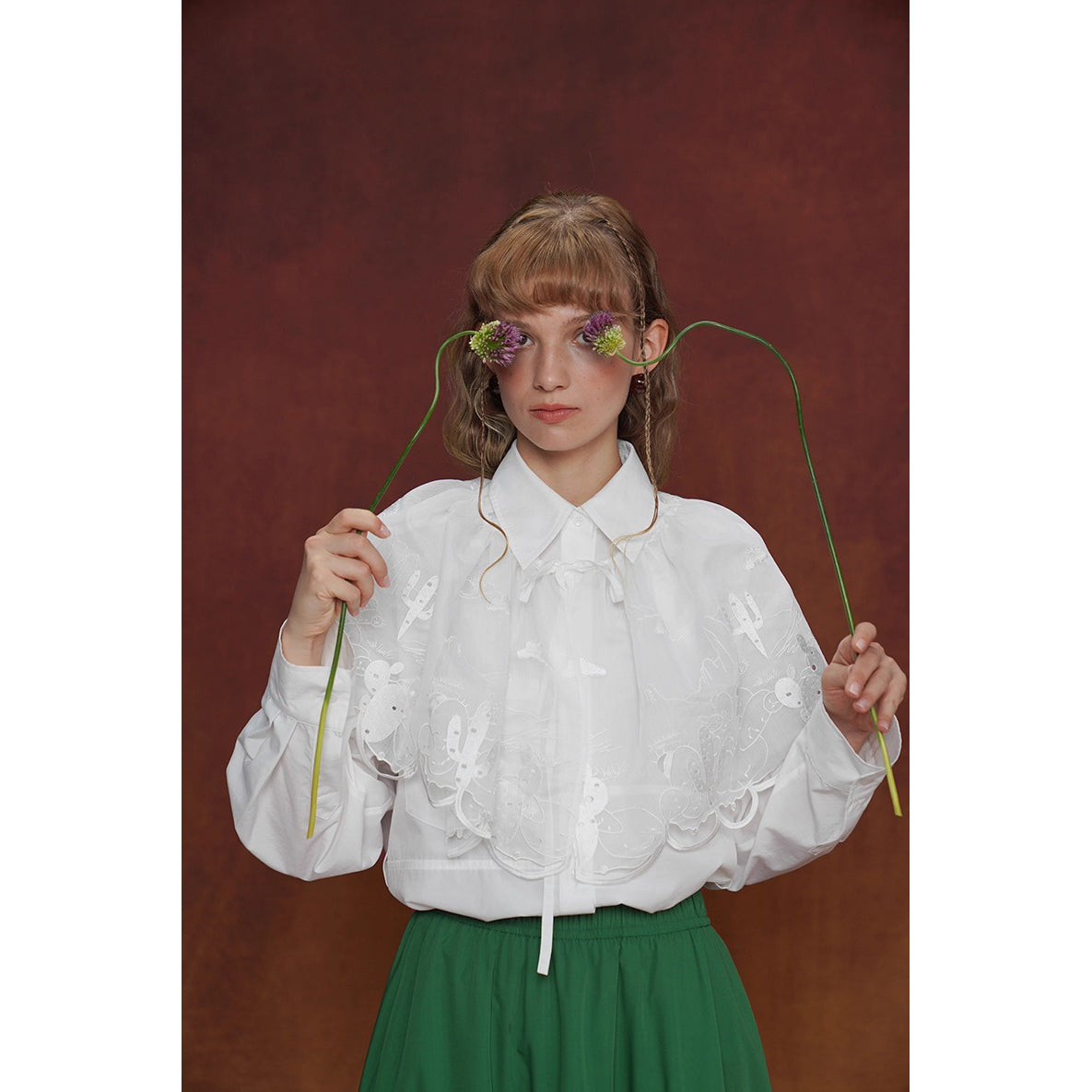 サボテンの花の刺繍チュールケープ