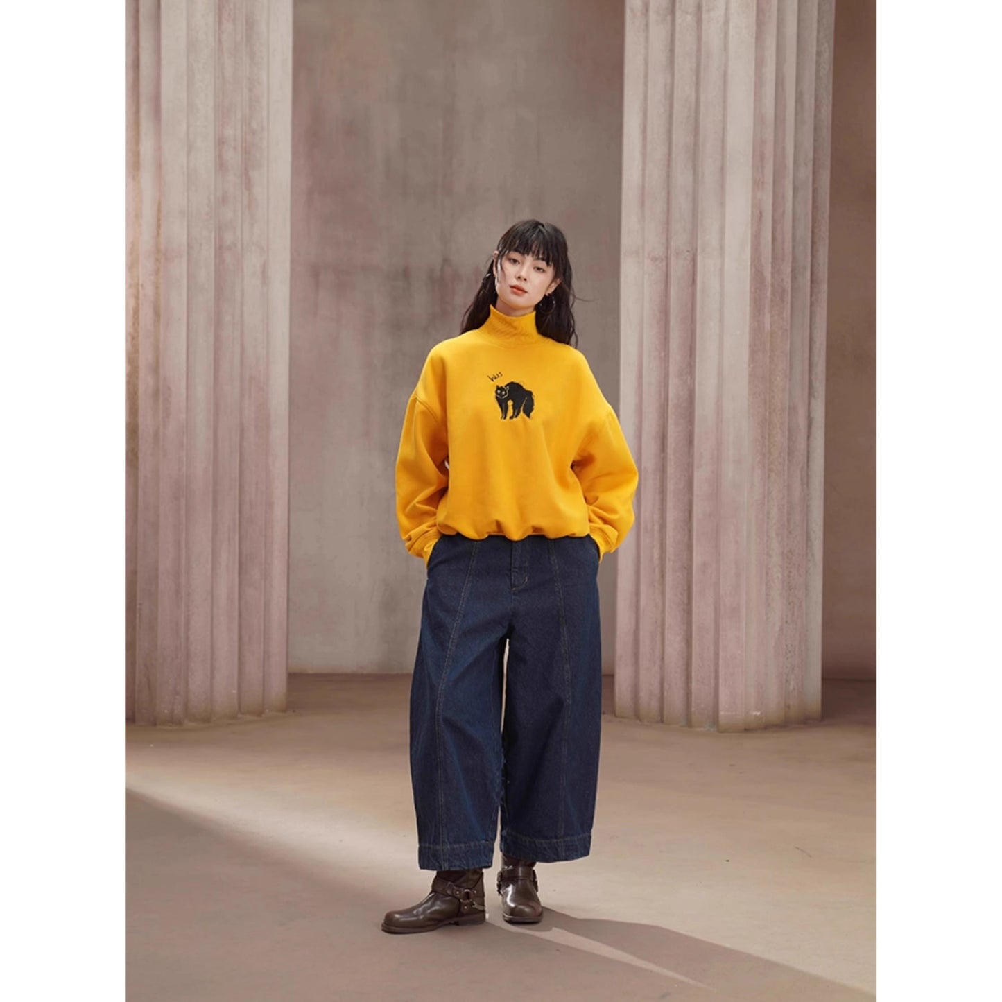 紺藍色のクロップドワイドデニムパンツ