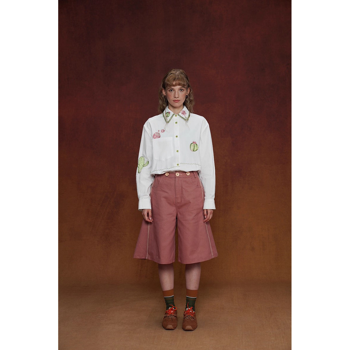 サボテンと花の刺繍ブラウス