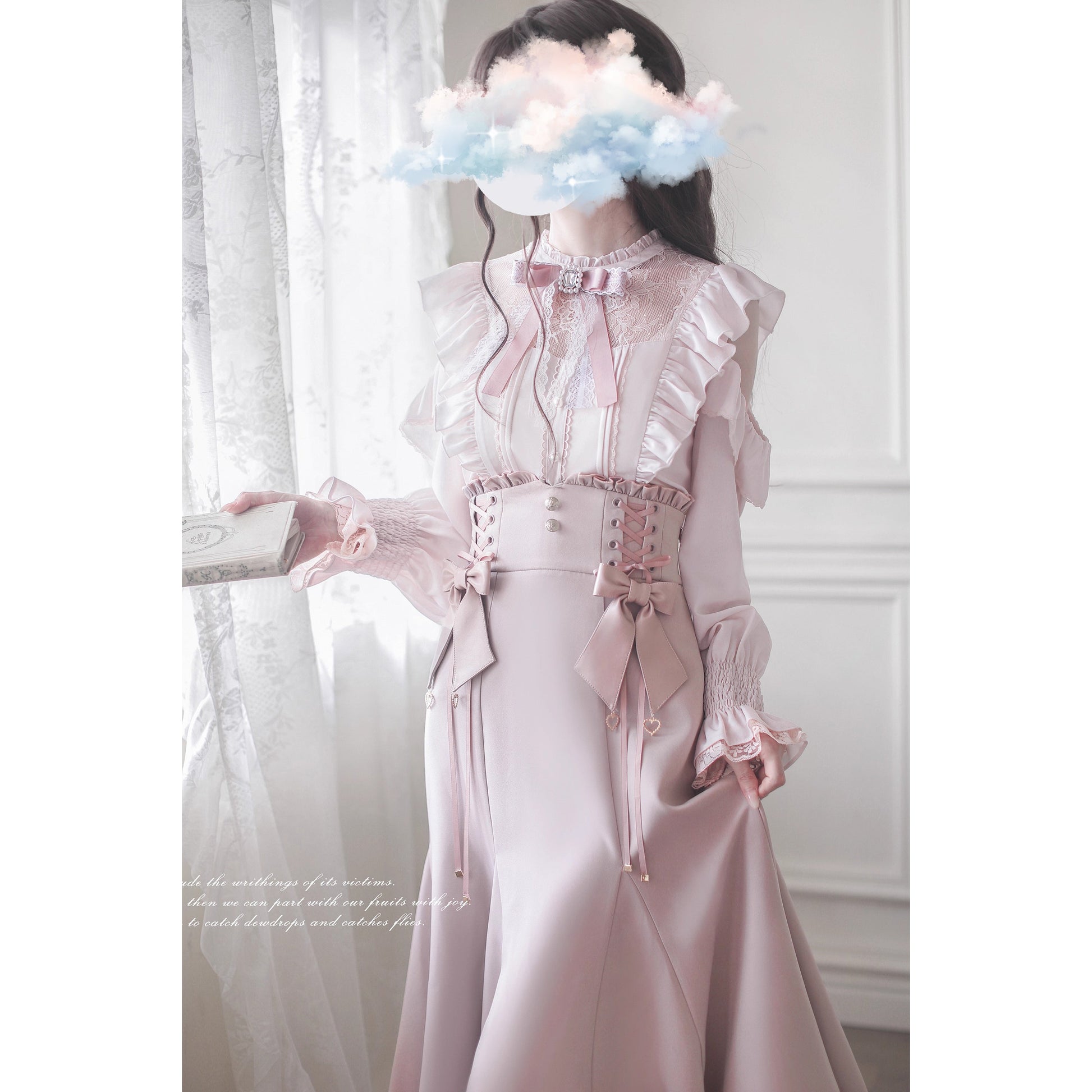 桜色の令嬢のフリルトップスとコルセットスカート