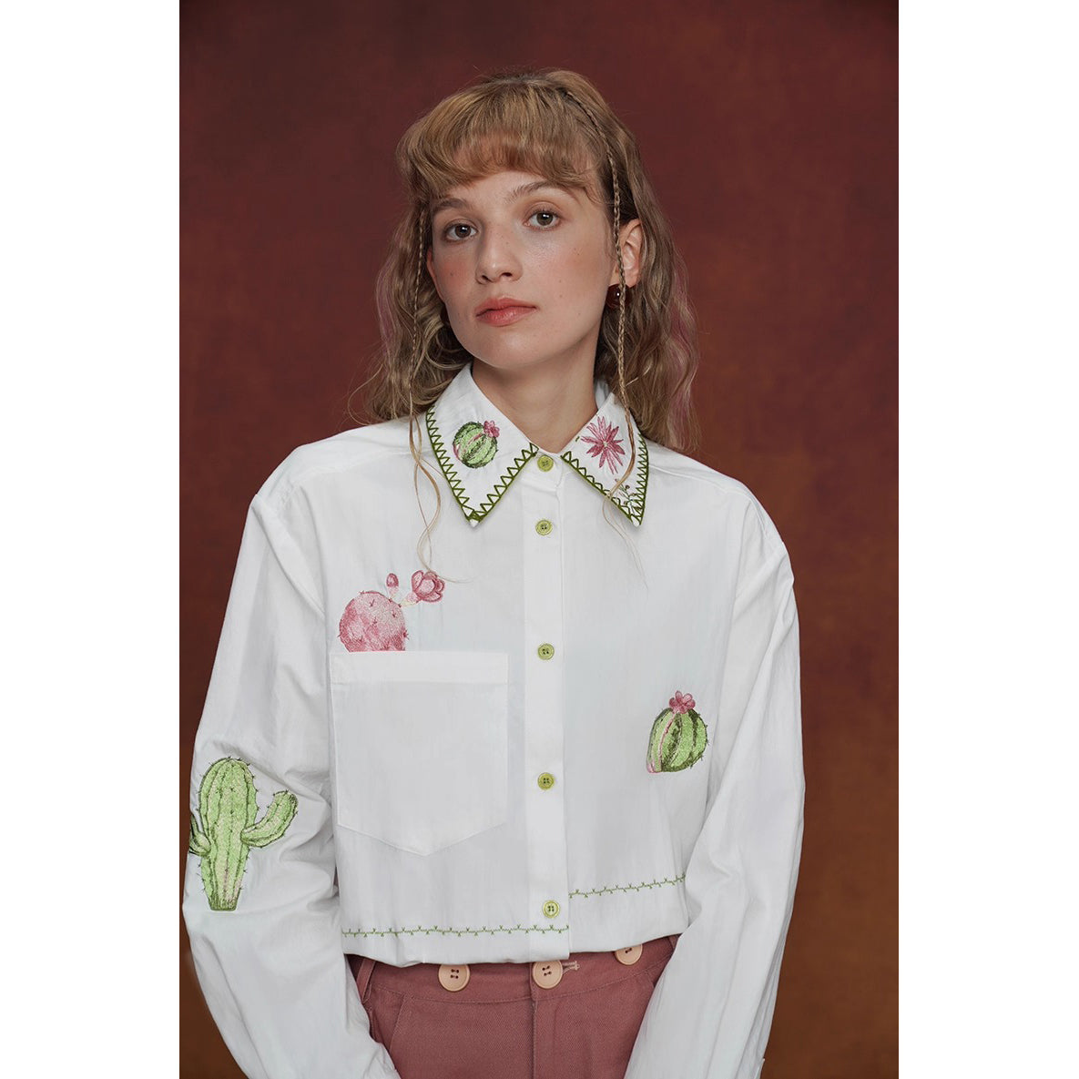 サボテンと花の刺繍ブラウス