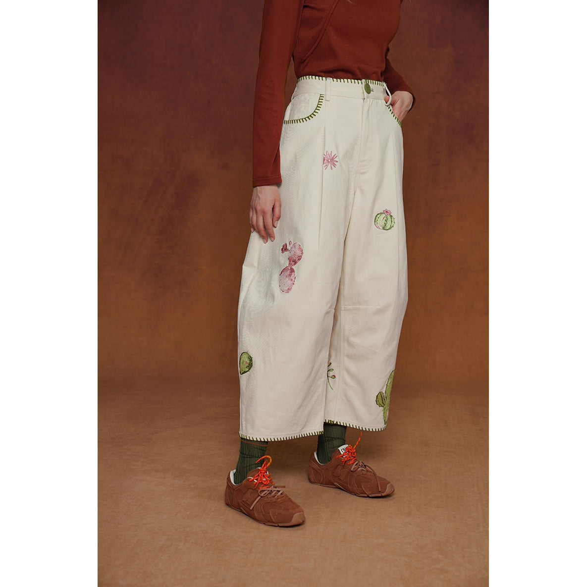 サボテンと花の刺繍ワイドパンツ
