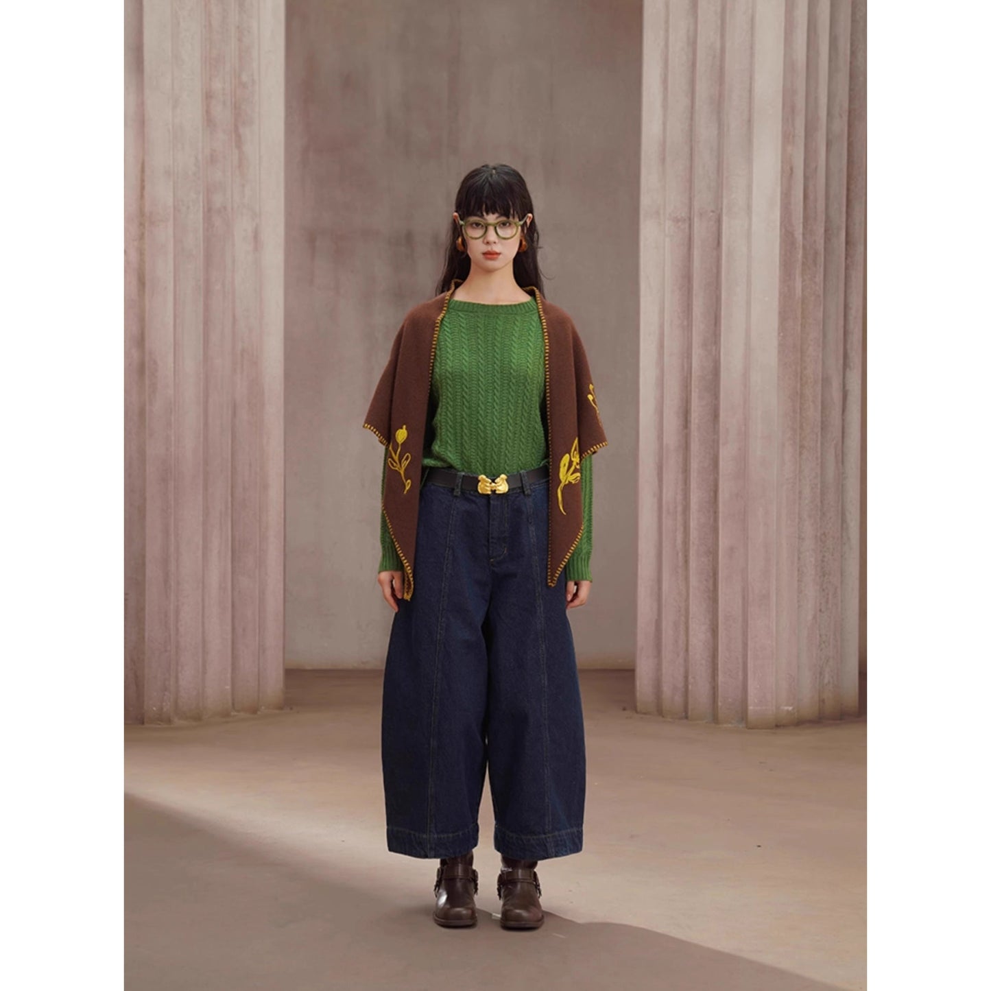 紺藍色のクロップドワイドデニムパンツ