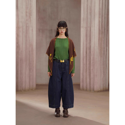 紺藍色のクロップドワイドデニムパンツ